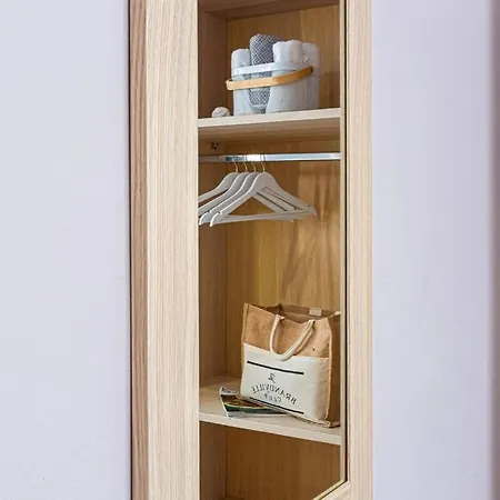 21 - Central, Access * Himarë