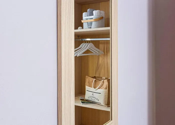 21 - Central, Access * Himarë